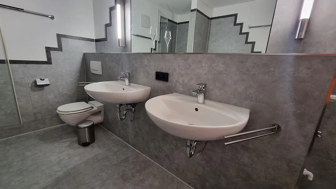 Badezimmer in Betonoptik mit Fliesana-Klebefliesen – ohne Baustelle renoviert